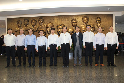 6621555311285445.png 領(lǐng)導(dǎo)班子合影1.png