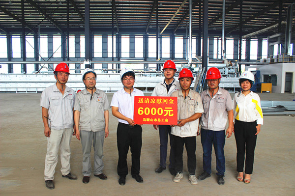 6231563962826569.jpg 馬鞍山市總工會(huì)副主席李國(guó)勇一行蒞臨中鋼天源“送清涼”_副本.jpg